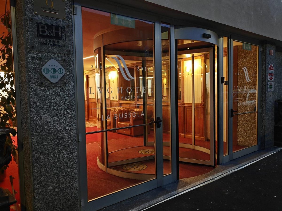 L'ingresso con la porta girevole, durante i lavori
