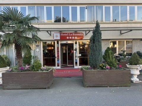 L'ingresso dell'Hotel La Bussola prima del rinnovo