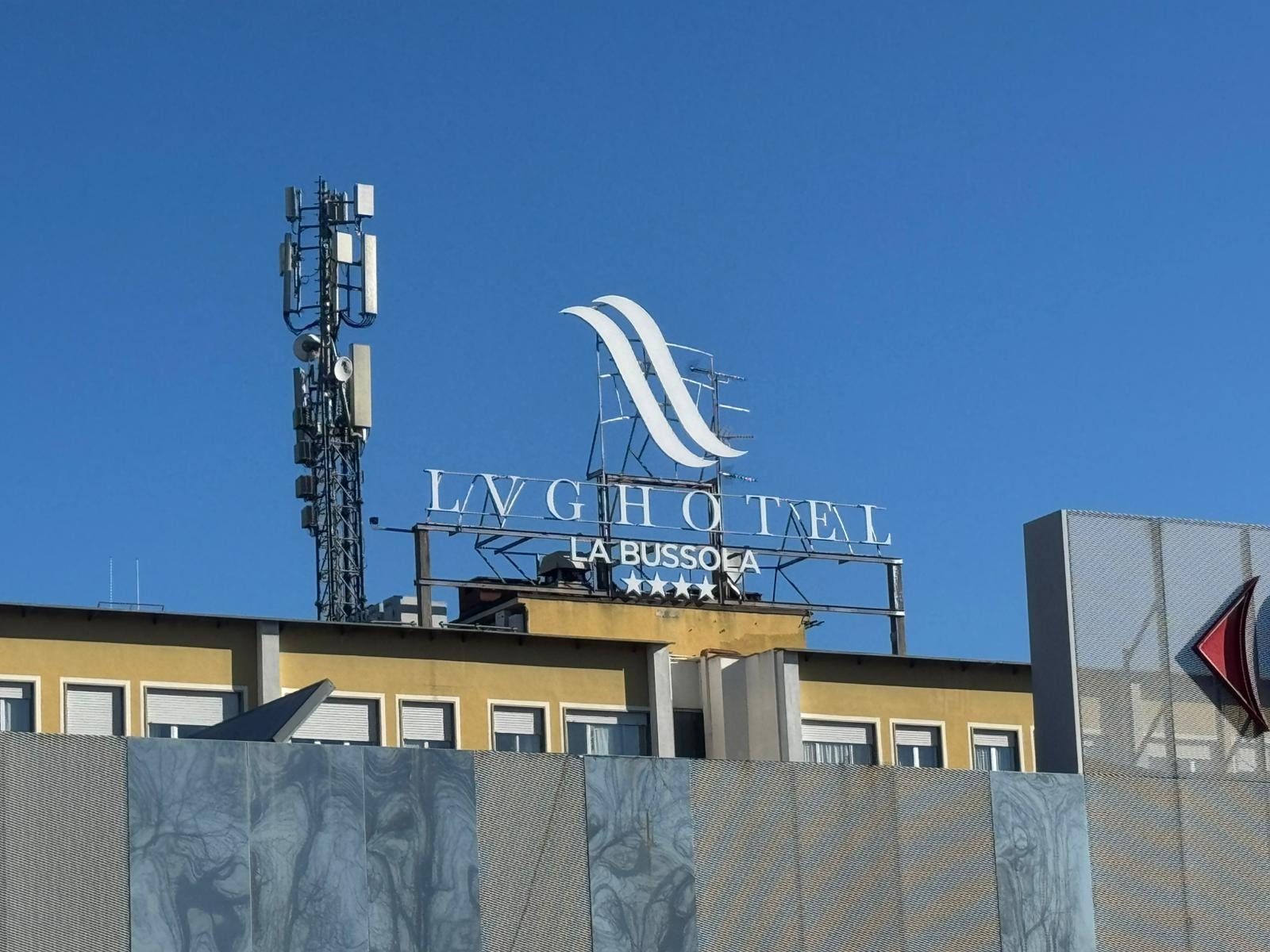 La nuova insegna LVG Hotel La Bussola sul tetto, di giorno