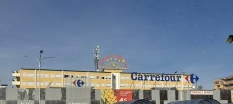 Il tetto dell'Hotel La Bussola con la vecchia insegna, visto dal parcheggio