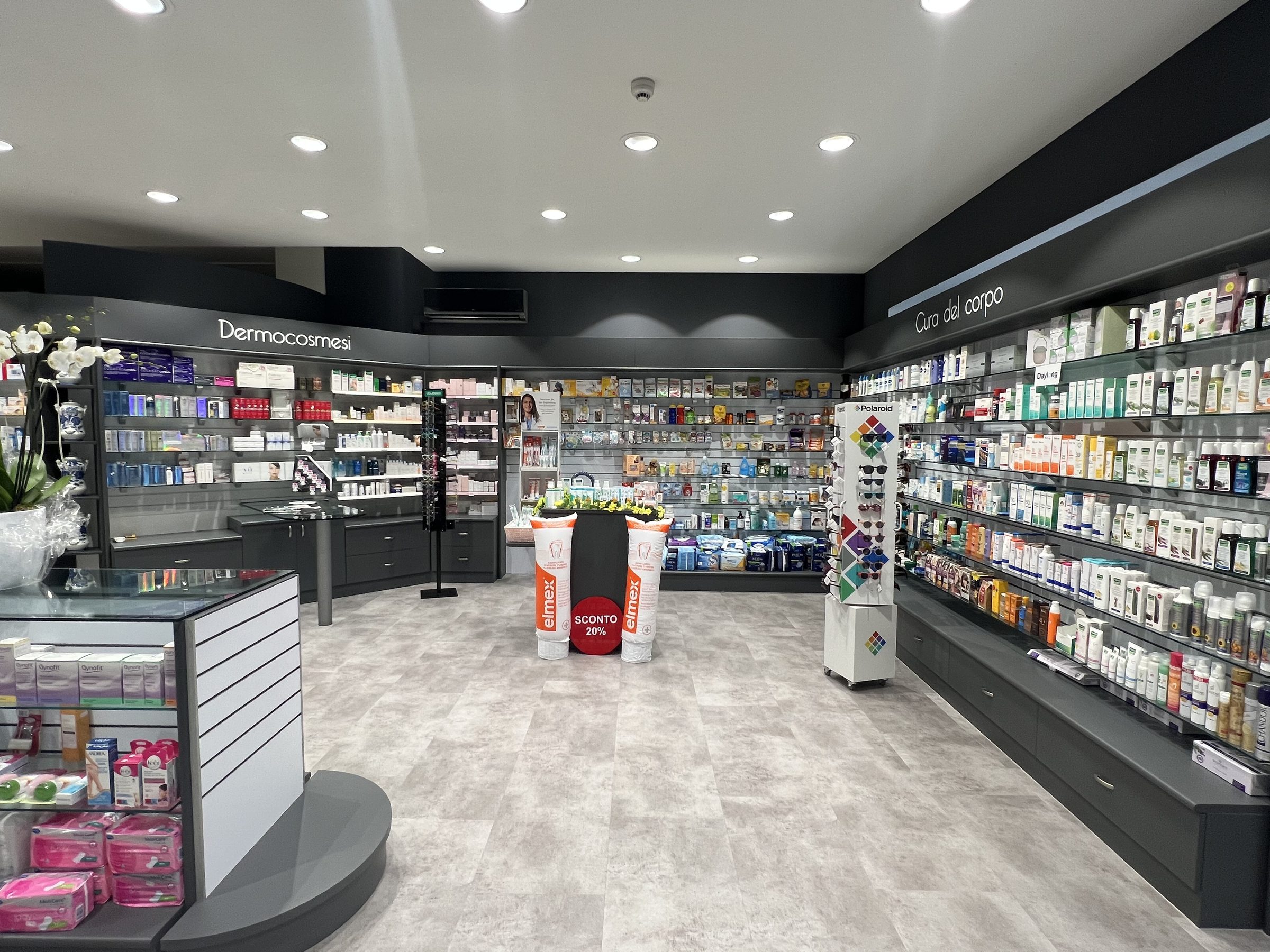 Farmacia Internazionale: la sala con gli scaffali rinnovati