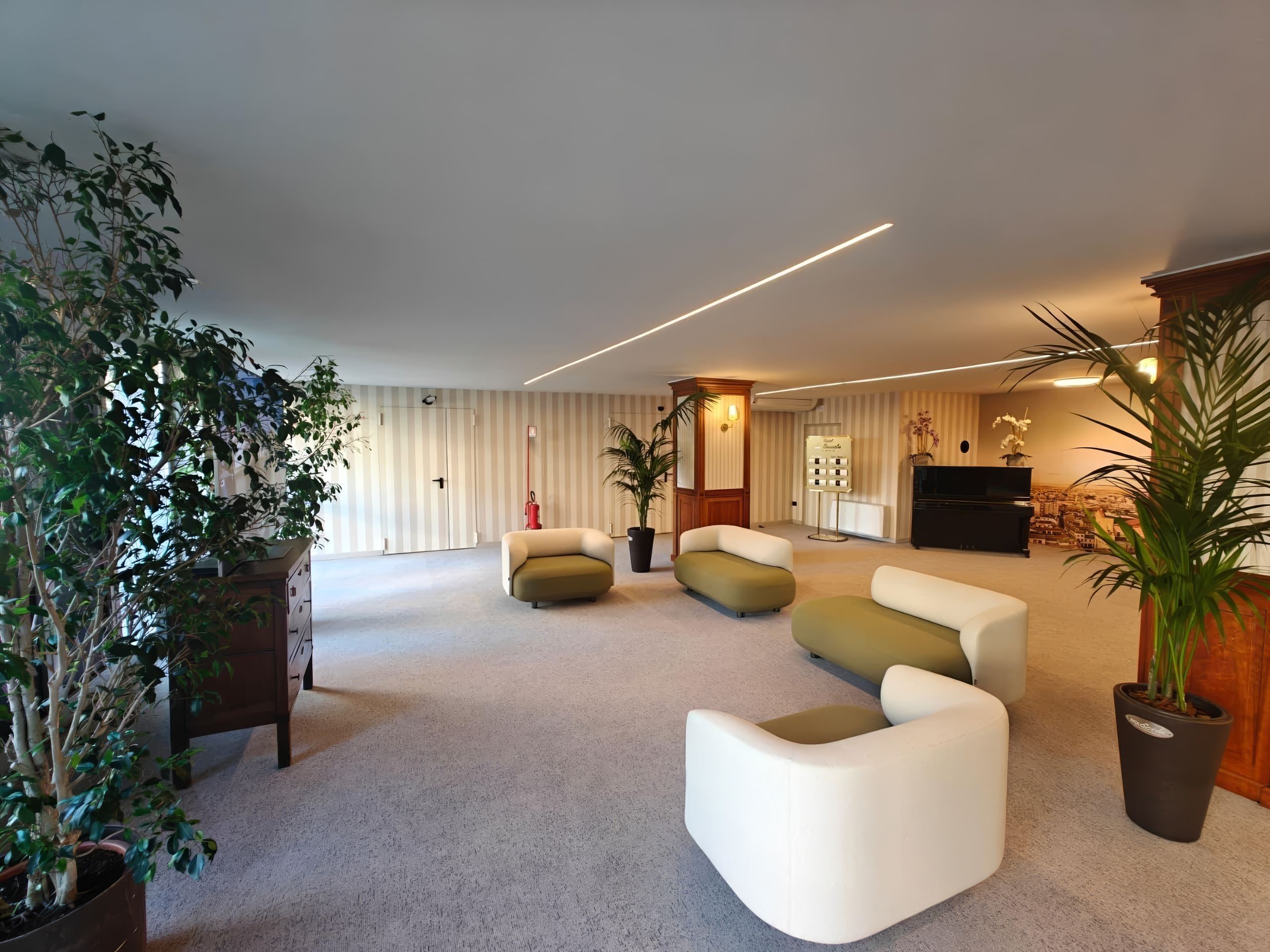 Atrio e lounge dell'Hotel La Bussola dopo il rinnovo
