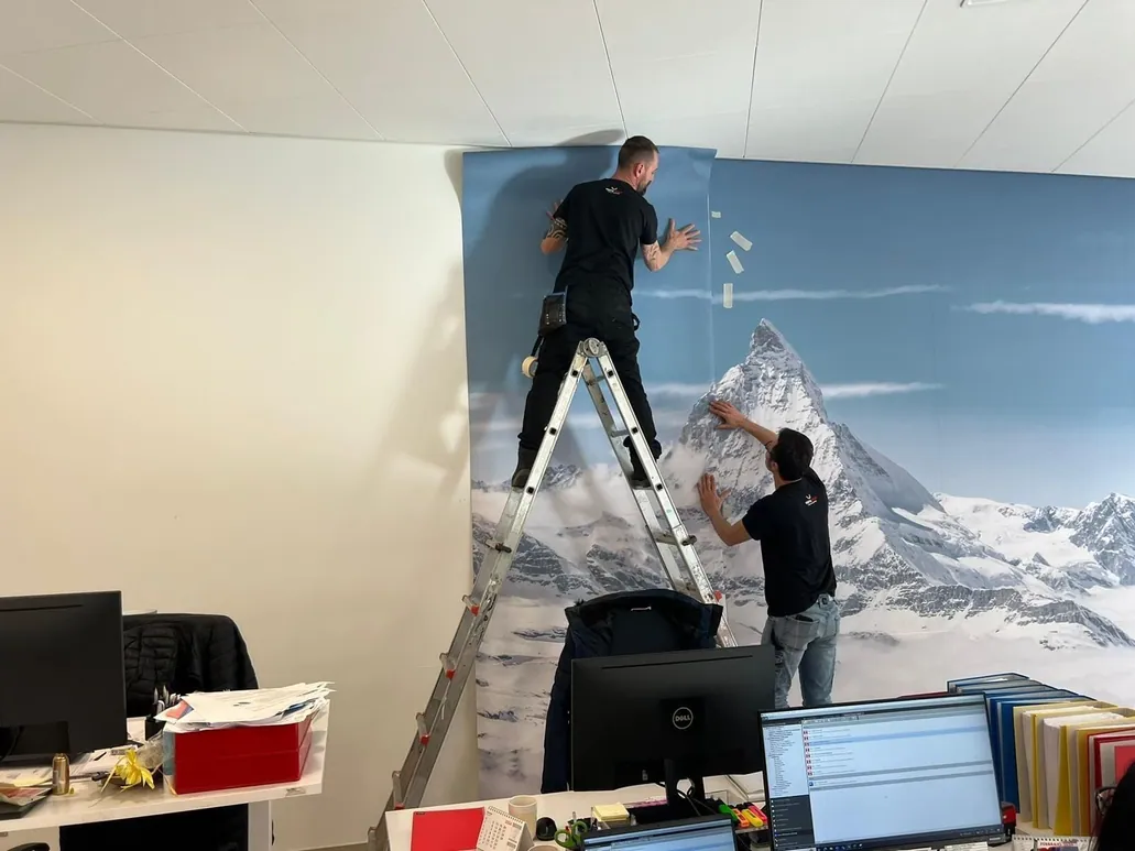 Posa di un murale in un ufficio